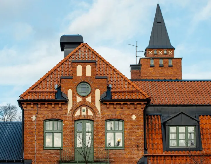Historická strecha tehlovej budovy